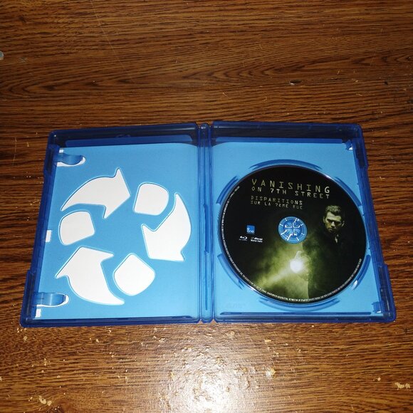 Vanishing on 7th Street (Blu-ray Disc, 2011, Canadian) - Picture 2 of 3